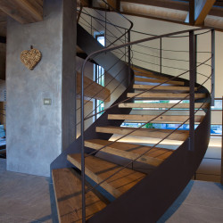 Rifugio del Vino: la scala a chiocciola in legno che porta al piano superiore